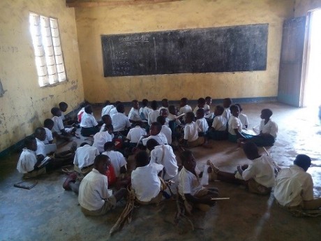 Kome Island primary school - sitting on floor due to lack of desks